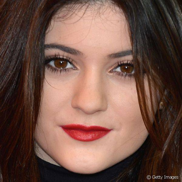Em 2013, durante evento da rádio americana KIIS FM, Kylie optou por um batom vermelho que coloriu o look